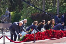 Milli Məclisin kollektivi Fəxri xiyabanda Ulu Öndər Heydər Əliyevin məzarını ziyarət edib (FOTO)