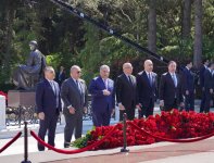 Milli Məclisin kollektivi Fəxri xiyabanda Ulu Öndər Heydər Əliyevin məzarını ziyarət edib (FOTO)