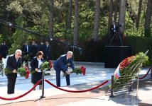 Dövlət və hökumət rəsmiləri Fəxri xiyabanda Ulu Öndərin xatirəsini anıblar (FOTO)