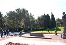 Dövlət və hökumət rəsmiləri Fəxri xiyabanda Ulu Öndərin xatirəsini anıblar (FOTO)