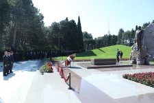 Səhiyyə Nazirliyinin rəhbərliyi və kollektivi ümummilli lider Heydər Əliyevin əziz xatirəsini ehtiramla yad edib (FOTO)