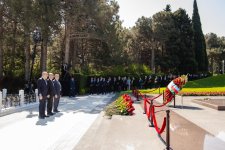 Səhiyyə Nazirliyinin rəhbərliyi və kollektivi ümummilli lider Heydər Əliyevin əziz xatirəsini ehtiramla yad edib (FOTO)
