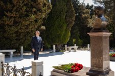 Səhiyyə Nazirliyinin rəhbərliyi və kollektivi ümummilli lider Heydər Əliyevin əziz xatirəsini ehtiramla yad edib (FOTO)