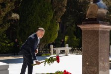 Səhiyyə Nazirliyinin rəhbərliyi və kollektivi ümummilli lider Heydər Əliyevin əziz xatirəsini ehtiramla yad edib (FOTO)