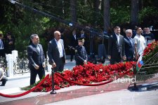 Azərbaycan xalqı Ulu Öndər Heydər Əliyevin məzarını ziyarət edir (FOTO)