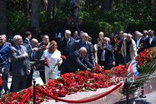 Azərbaycan xalqı Ulu Öndər Heydər Əliyevin məzarını ziyarət edir (FOTO)