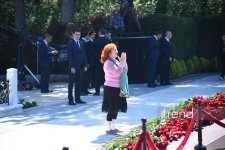 Azərbaycan xalqı Ulu Öndər Heydər Əliyevin məzarını ziyarət edir (FOTO)