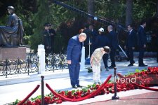 Azərbaycan xalqı Ulu Öndər Heydər Əliyevin məzarını ziyarət edir (FOTO)