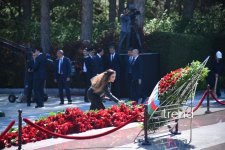 Azərbaycan xalqı Ulu Öndər Heydər Əliyevin məzarını ziyarət edir (FOTO)