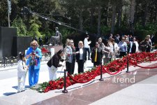 Azərbaycan xalqı Ulu Öndər Heydər Əliyevin məzarını ziyarət edir (FOTO)