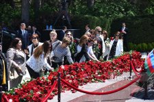 Azərbaycan xalqı Ulu Öndər Heydər Əliyevin məzarını ziyarət edir (FOTO)