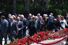 Azərbaycan xalqı Ulu Öndər Heydər Əliyevin məzarını ziyarət edir (FOTO)