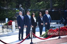 Dövlət və hökumət rəsmiləri Fəxri xiyabanda Ulu Öndərin xatirəsini anıblar (FOTO)