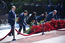 Dövlət və hökumət rəsmiləri Fəxri xiyabanda Ulu Öndərin xatirəsini anıblar (FOTO)