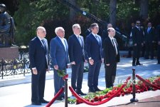 Dövlət və hökumət rəsmiləri Fəxri xiyabanda Ulu Öndərin xatirəsini anıblar (FOTO)