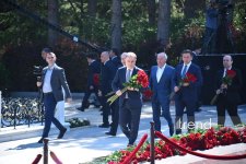 Dövlət və hökumət rəsmiləri Fəxri xiyabanda Ulu Öndərin xatirəsini anıblar (FOTO)
