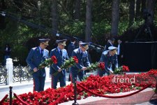 Dövlət və hökumət rəsmiləri Fəxri xiyabanda Ulu Öndərin xatirəsini anıblar (FOTO)