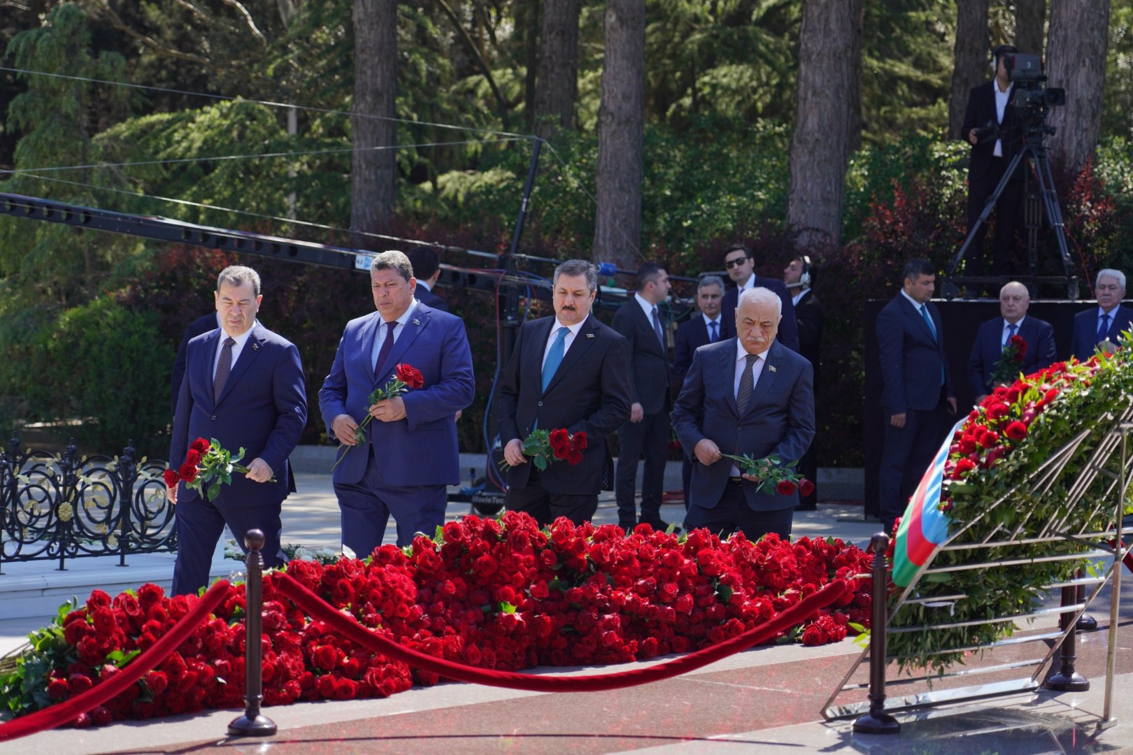 Milli Məclisin kollektivi Fəxri xiyabanda Ulu Öndər Heydər Əliyevin məzarını ziyarət edib (FOTO)