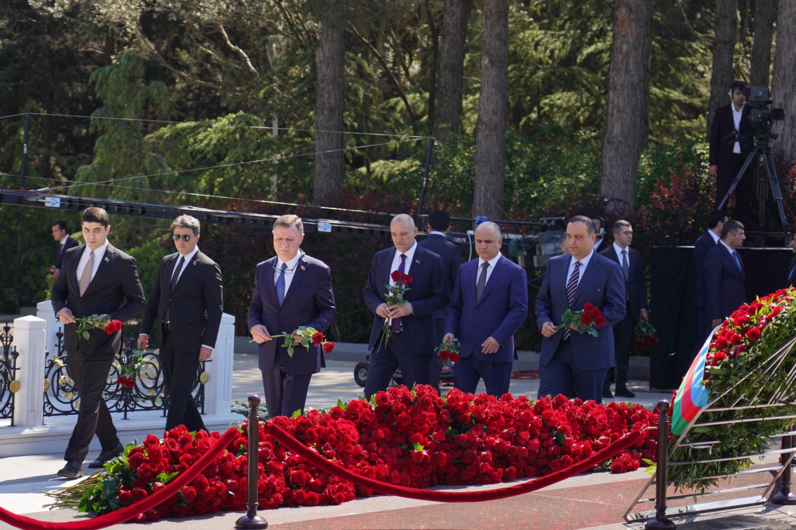 Milli Məclisin kollektivi Fəxri xiyabanda Ulu Öndər Heydər Əliyevin məzarını ziyarət edib (FOTO)