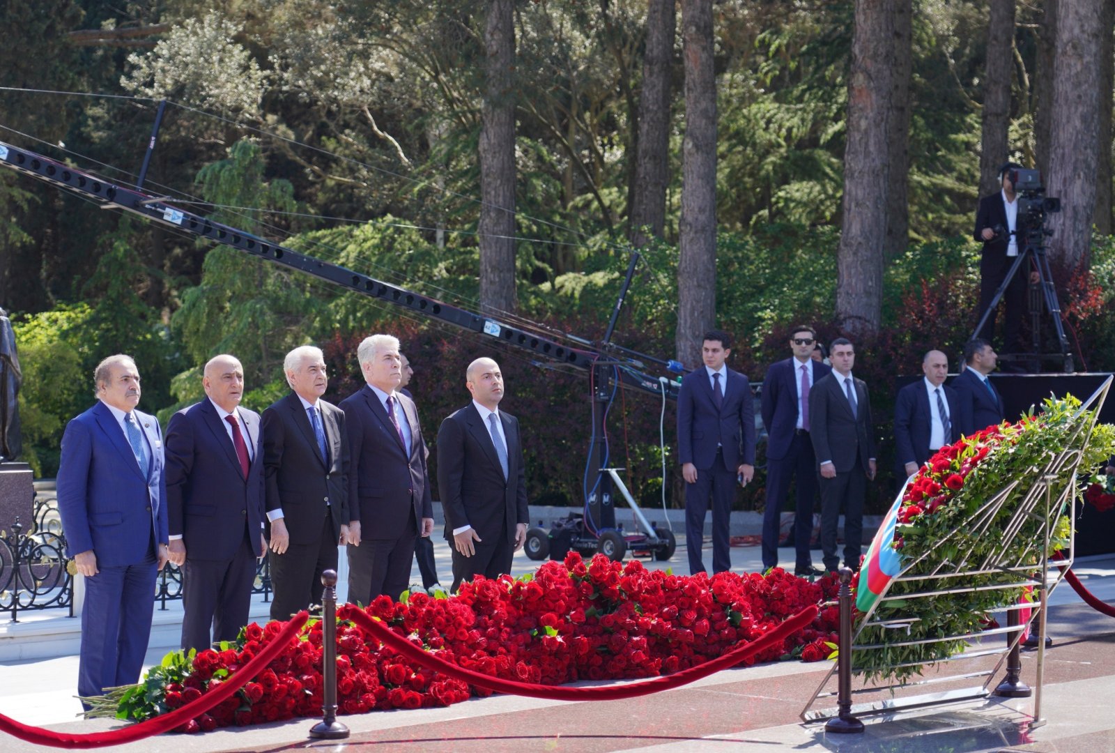 Milli Məclisin kollektivi Fəxri xiyabanda Ulu Öndər Heydər Əliyevin məzarını ziyarət edib (FOTO)