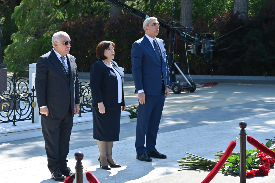 Dövlət və hökumət rəsmiləri Fəxri xiyabanda Ulu Öndərin xatirəsini anıblar (FOTO)