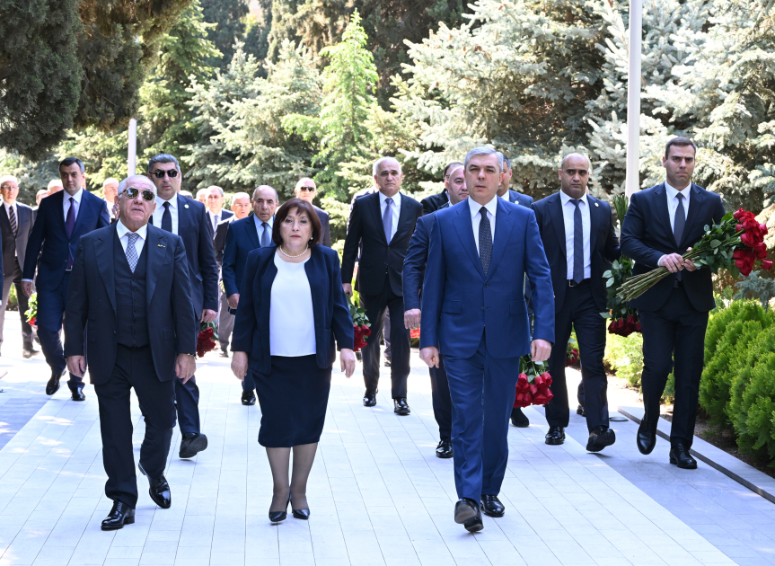Dövlət və hökumət rəsmiləri Fəxri xiyabanda Ulu Öndərin xatirəsini anıblar (FOTO)