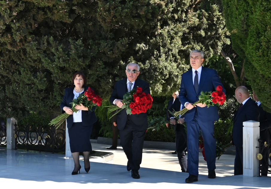 Dövlət və hökumət rəsmiləri Fəxri xiyabanda Ulu Öndərin xatirəsini anıblar (FOTO)