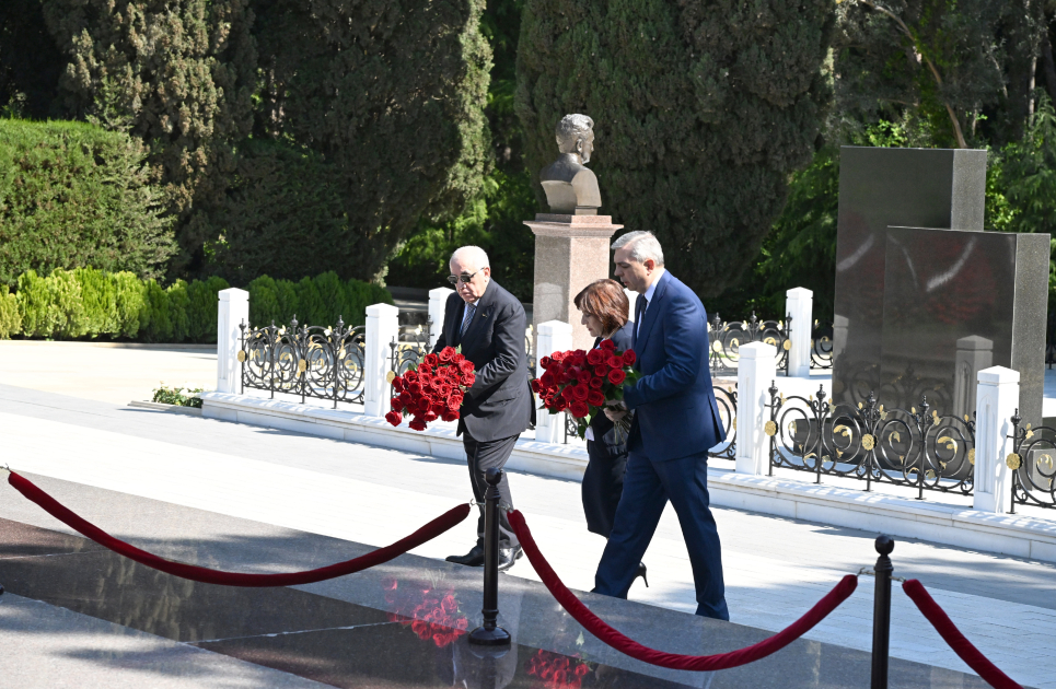 Dövlət və hökumət rəsmiləri Fəxri xiyabanda Ulu Öndərin xatirəsini anıblar (FOTO)