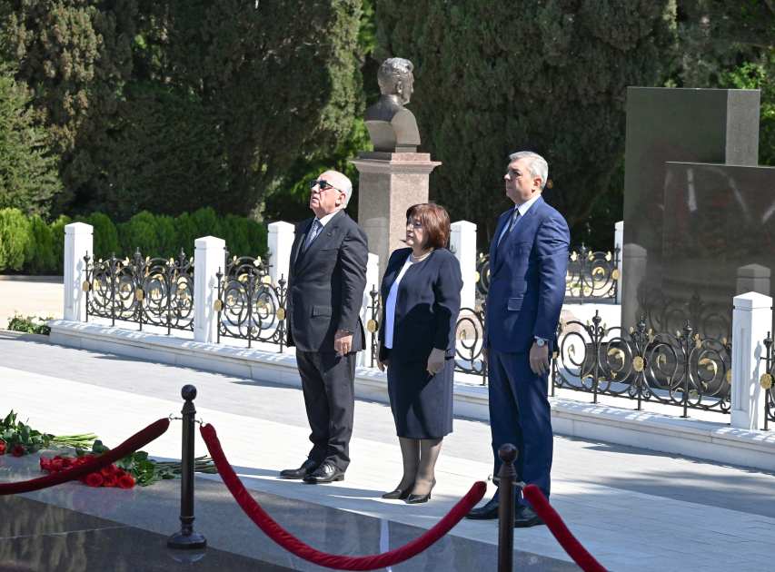 Dövlət və hökumət rəsmiləri Fəxri xiyabanda Ulu Öndərin xatirəsini anıblar (FOTO)