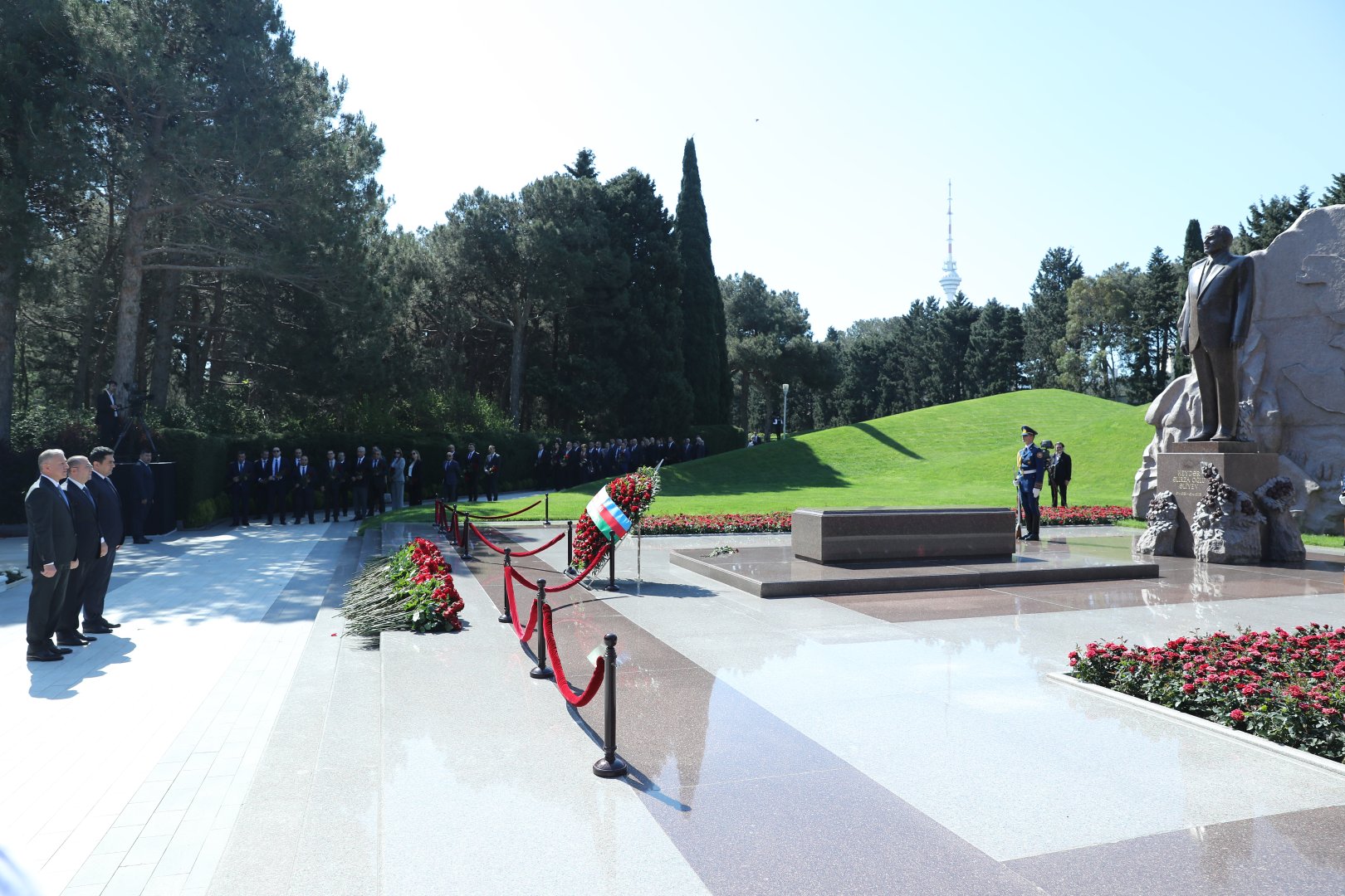 Səhiyyə Nazirliyinin rəhbərliyi və kollektivi ümummilli lider Heydər Əliyevin əziz xatirəsini ehtiramla yad edib (FOTO)