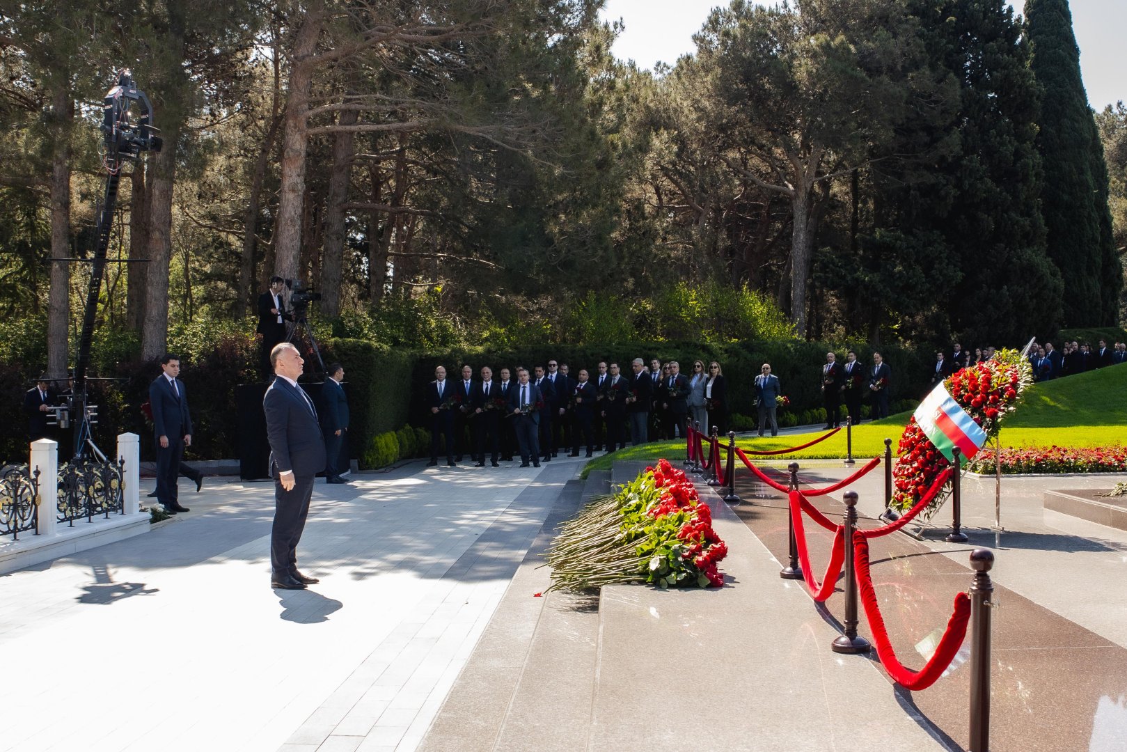 Səhiyyə Nazirliyinin rəhbərliyi və kollektivi ümummilli lider Heydər Əliyevin əziz xatirəsini ehtiramla yad edib (FOTO)