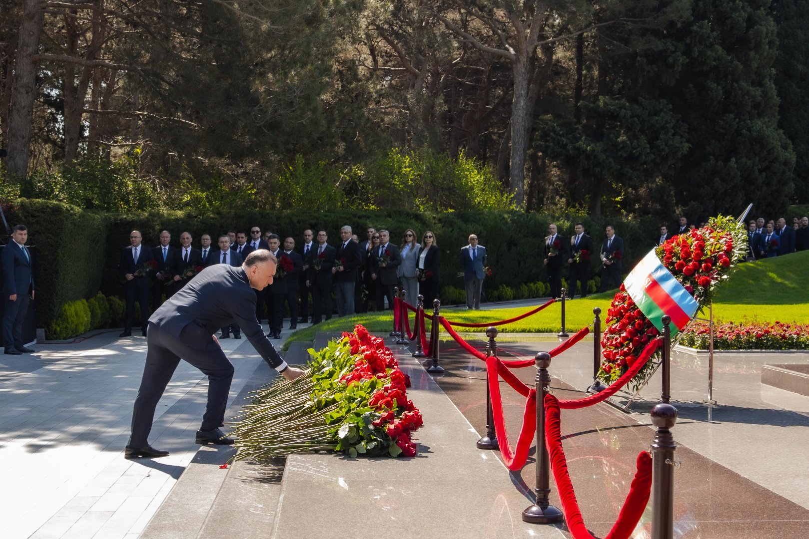 Səhiyyə Nazirliyinin rəhbərliyi və kollektivi ümummilli lider Heydər Əliyevin əziz xatirəsini ehtiramla yad edib (FOTO)