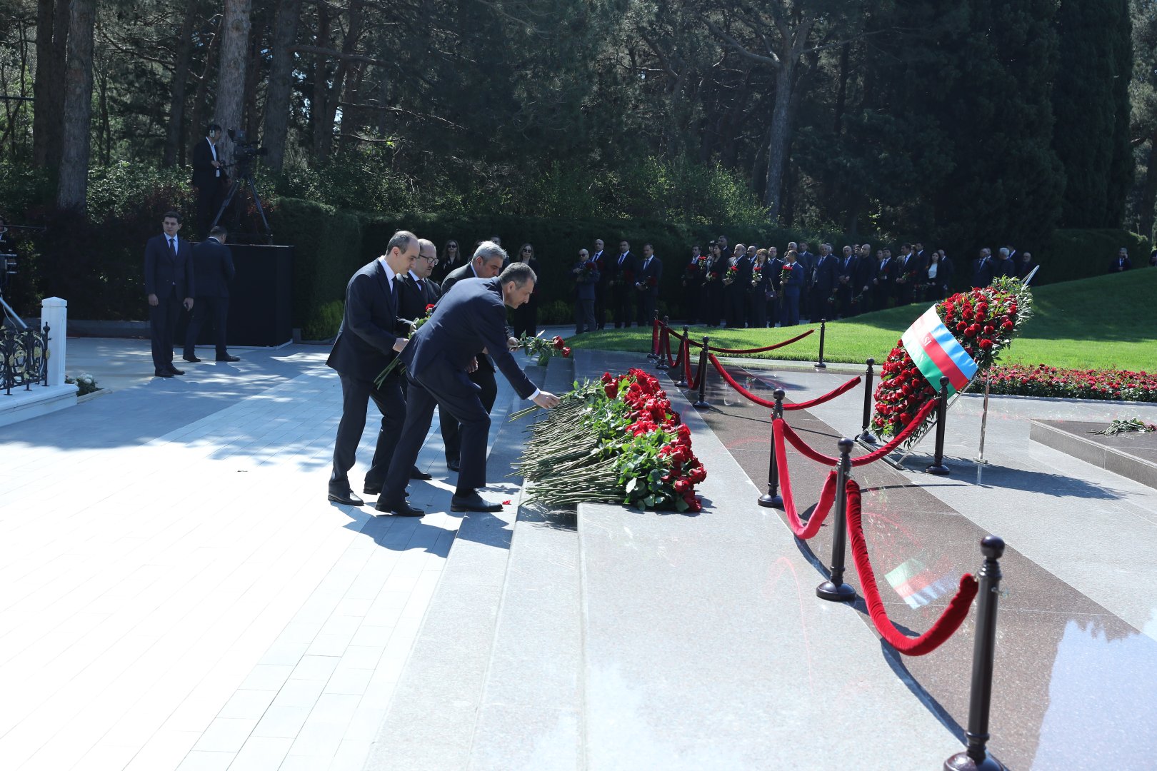 Səhiyyə Nazirliyinin rəhbərliyi və kollektivi ümummilli lider Heydər Əliyevin əziz xatirəsini ehtiramla yad edib (FOTO)