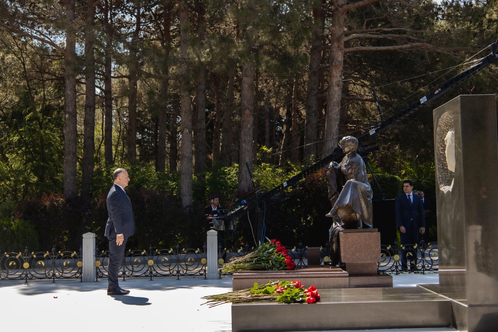Səhiyyə Nazirliyinin rəhbərliyi və kollektivi ümummilli lider Heydər Əliyevin əziz xatirəsini ehtiramla yad edib (FOTO)