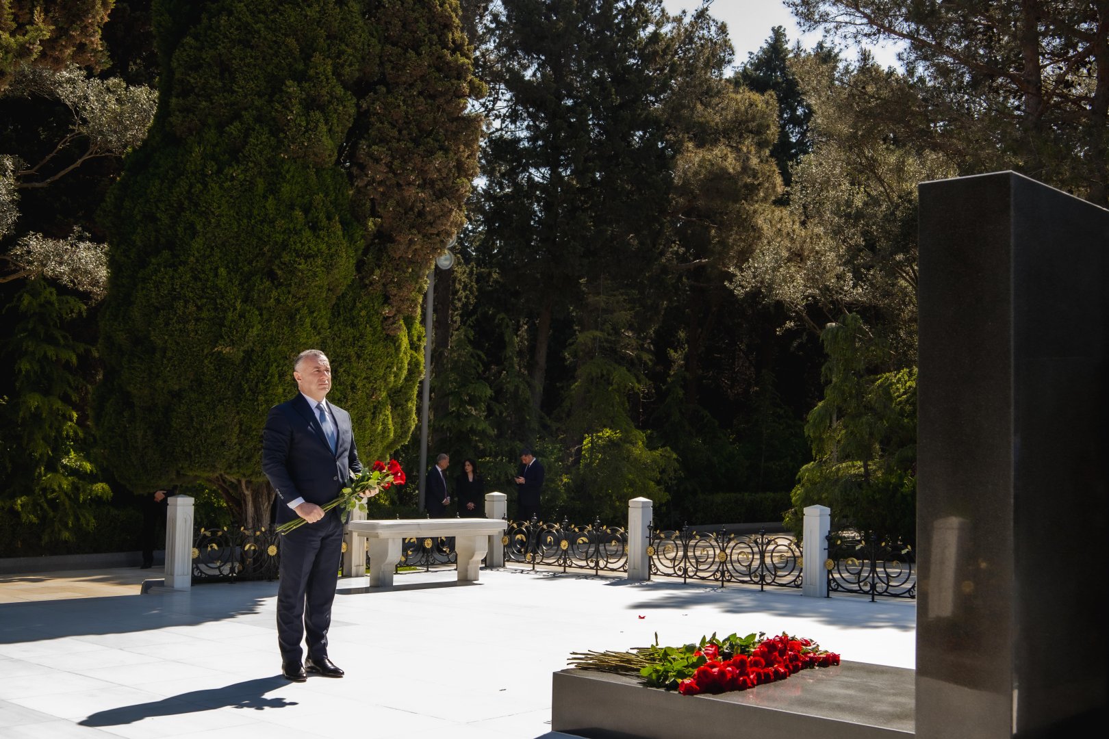 Səhiyyə Nazirliyinin rəhbərliyi və kollektivi ümummilli lider Heydər Əliyevin əziz xatirəsini ehtiramla yad edib (FOTO)