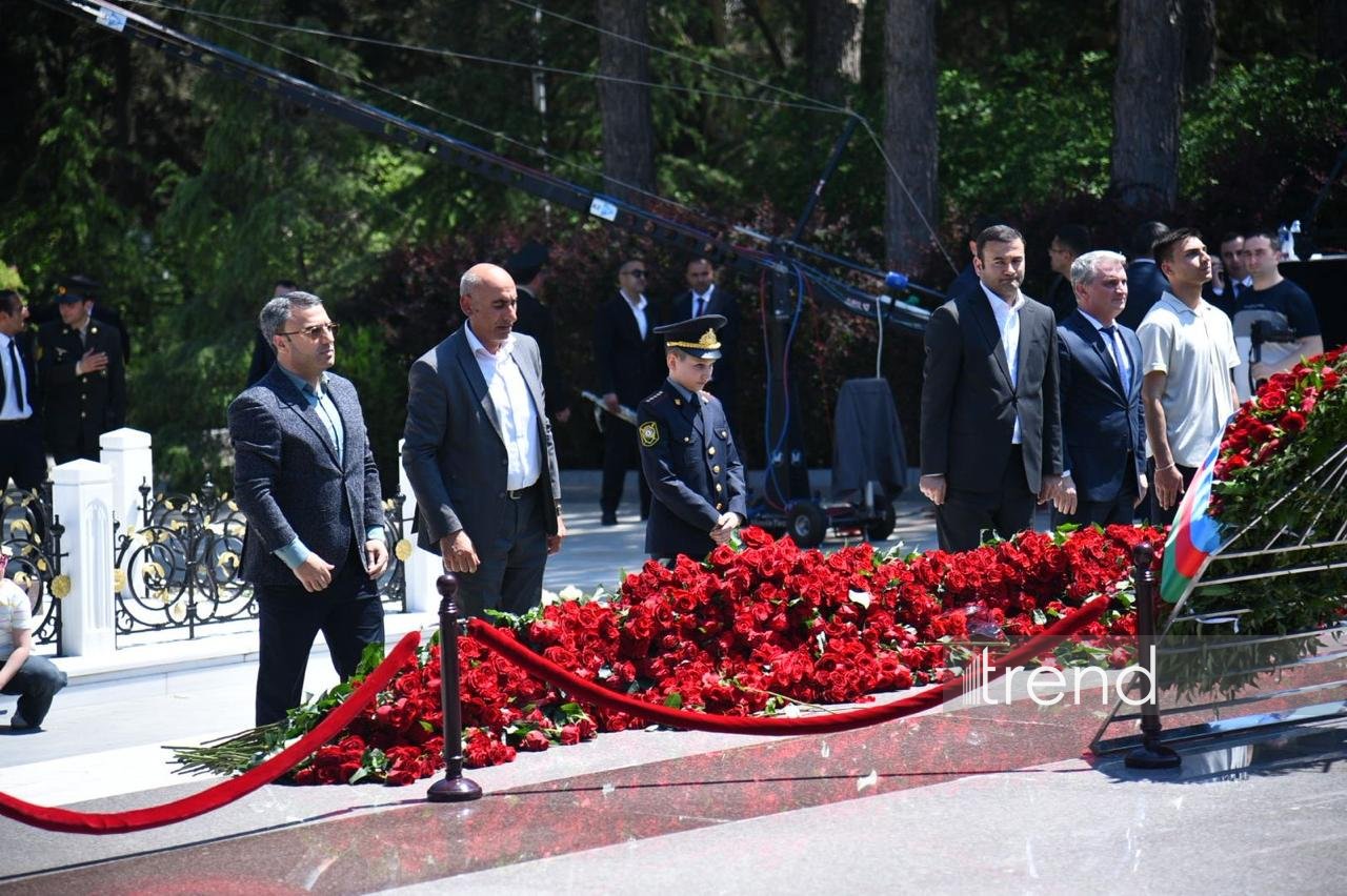 Azərbaycan xalqı Ulu Öndər Heydər Əliyevin məzarını ziyarət edir (FOTO)
