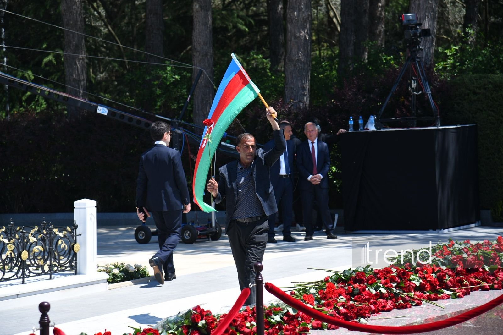 Azərbaycan xalqı Ulu Öndər Heydər Əliyevin məzarını ziyarət edir (FOTO)