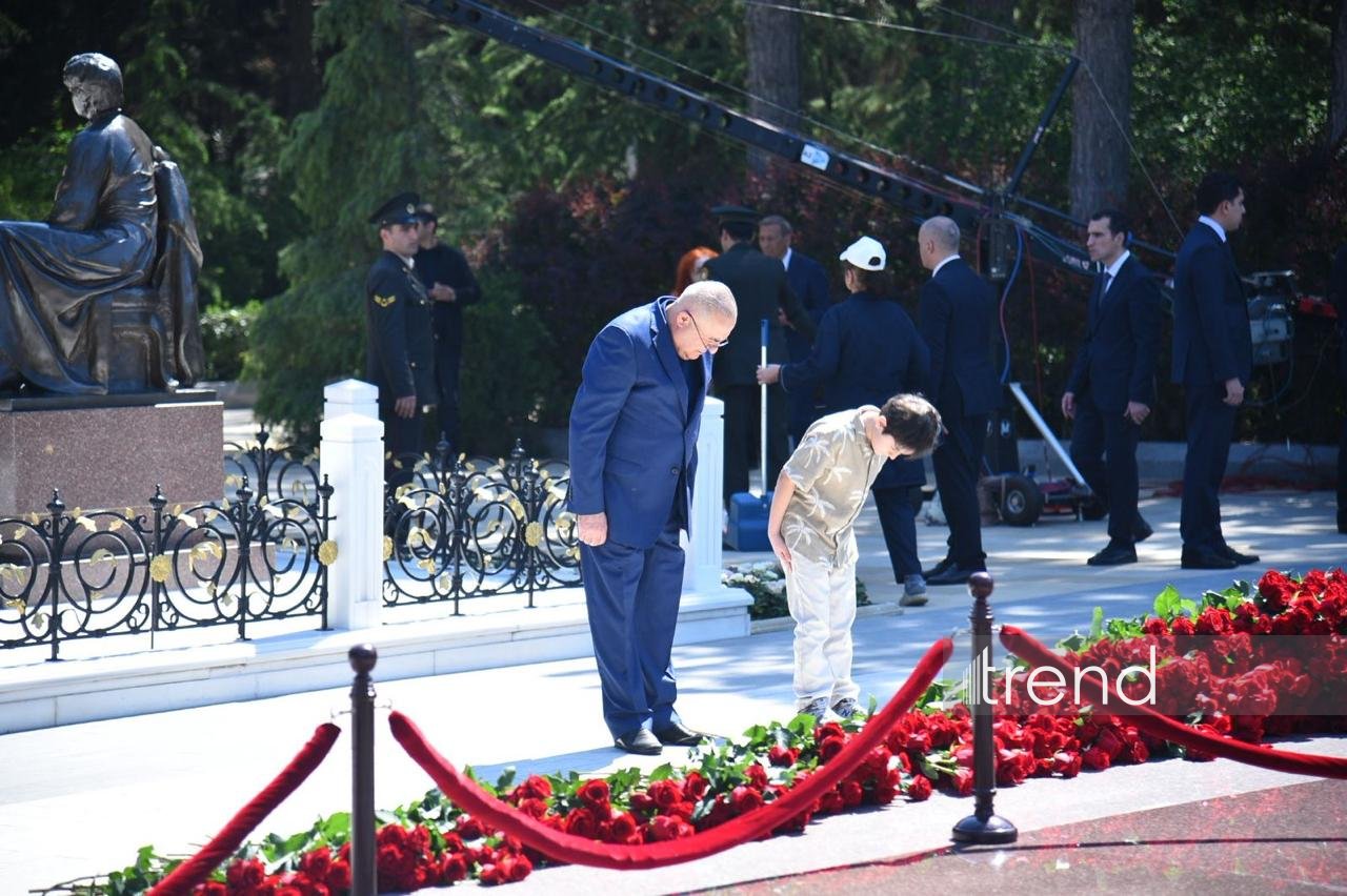 Azərbaycan xalqı Ulu Öndər Heydər Əliyevin məzarını ziyarət edir (FOTO)