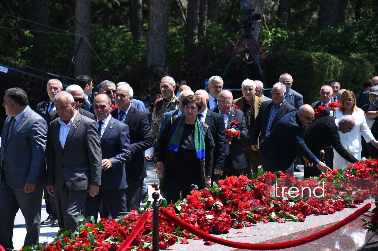 Azərbaycan xalqı Ulu Öndər Heydər Əliyevin məzarını ziyarət edir (FOTO)
