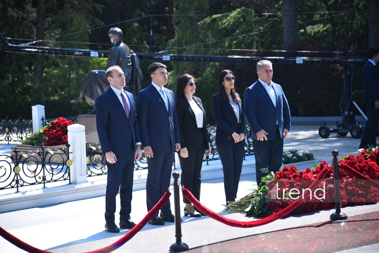 Dövlət və hökumət rəsmiləri Fəxri xiyabanda Ulu Öndərin xatirəsini anıblar (FOTO)