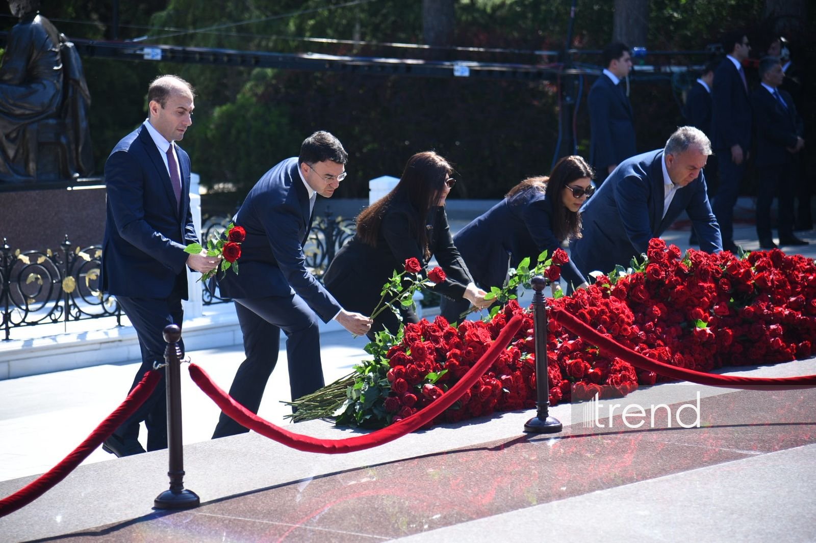 Dövlət və hökumət rəsmiləri Fəxri xiyabanda Ulu Öndərin xatirəsini anıblar (FOTO)