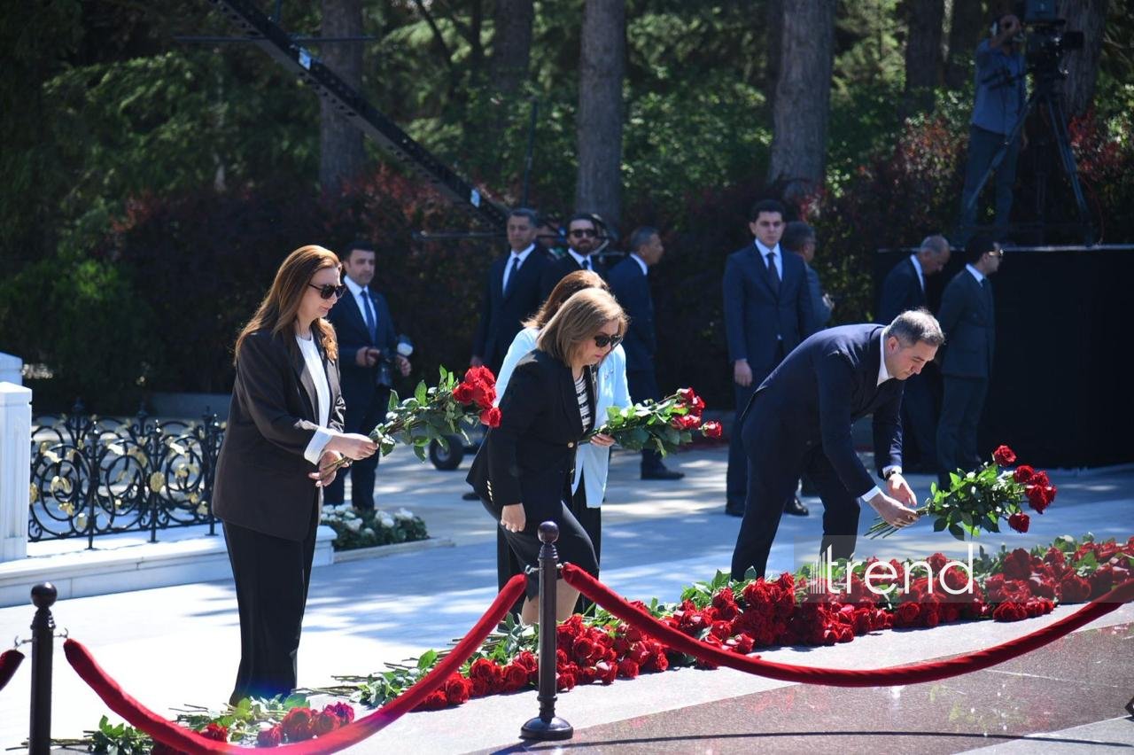 Dövlət və hökumət rəsmiləri Fəxri xiyabanda Ulu Öndərin xatirəsini anıblar (FOTO)