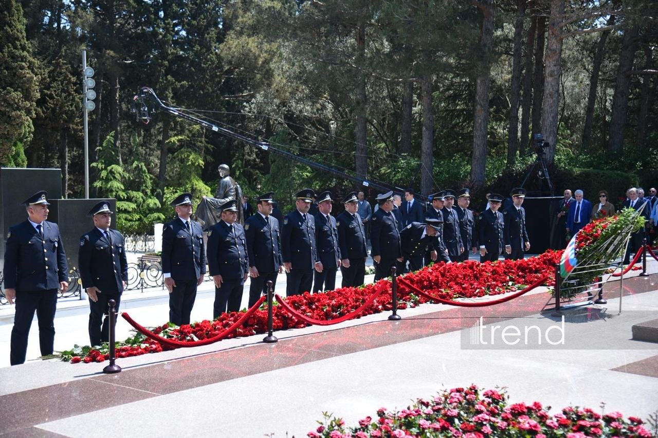 Dövlət və hökumət rəsmiləri Fəxri xiyabanda Ulu Öndərin xatirəsini anıblar (FOTO)
