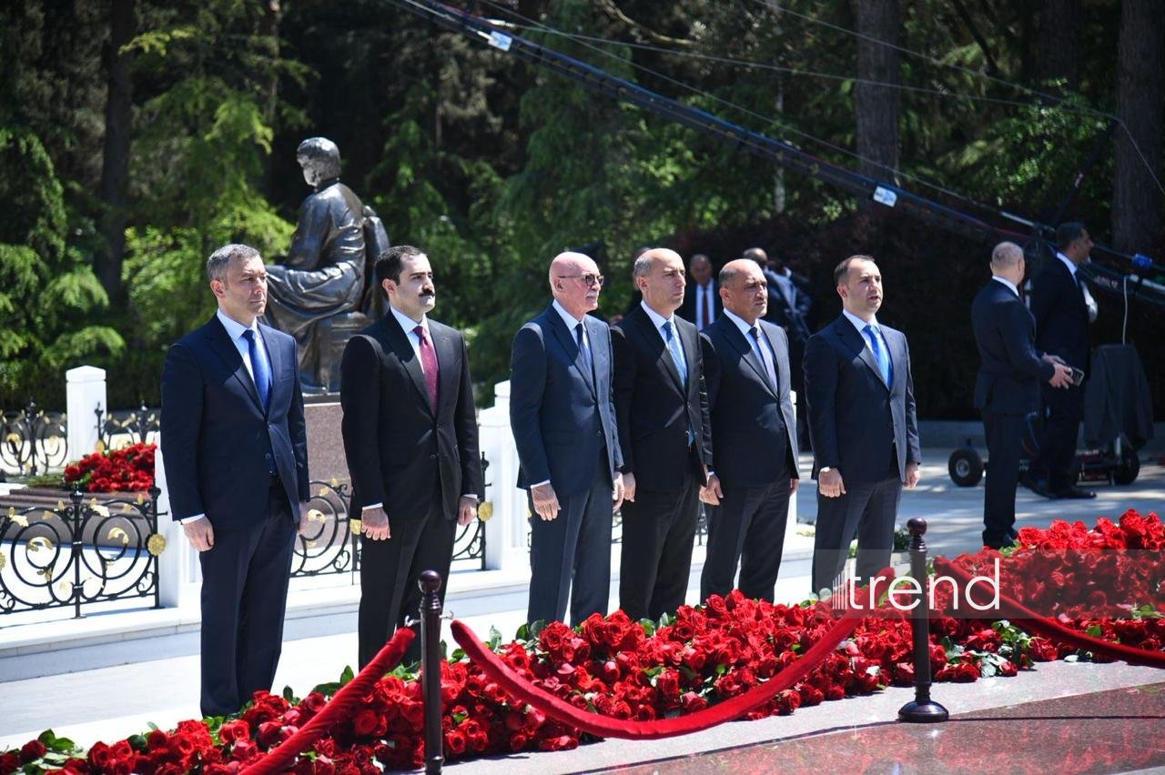 Dövlət və hökumət rəsmiləri Fəxri xiyabanda Ulu Öndərin xatirəsini anıblar (FOTO)