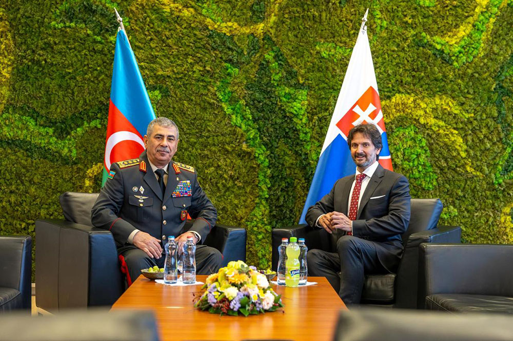 Azərbaycan müdafiə naziri Slovakiyaya rəsmi səfər edib (FOTO)