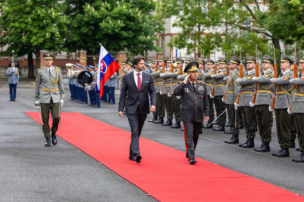Azərbaycan müdafiə naziri Slovakiyaya rəsmi səfər edib (FOTO)