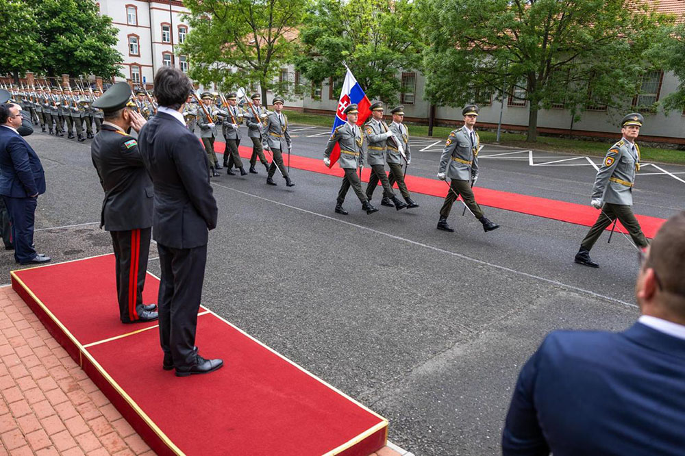 Azərbaycan müdafiə naziri Slovakiyaya rəsmi səfər edib (FOTO)