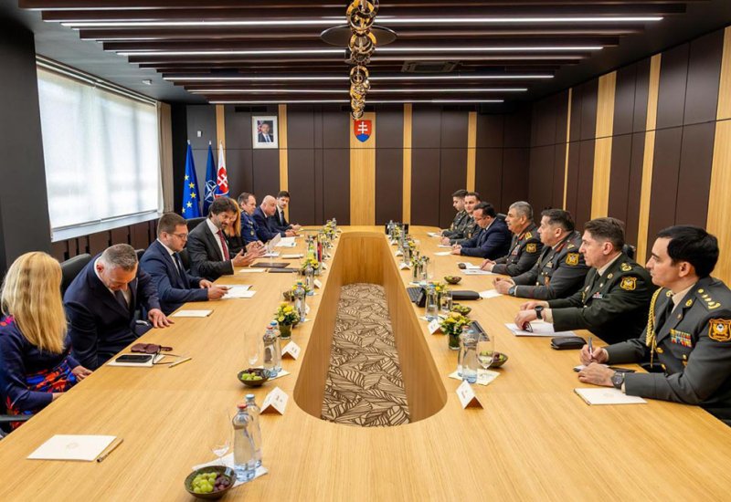 Azərbaycan müdafiə naziri Slovakiyaya rəsmi səfər edib (FOTO)