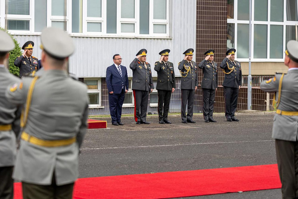 Azərbaycan müdafiə naziri Slovakiyaya rəsmi səfər edib (FOTO)