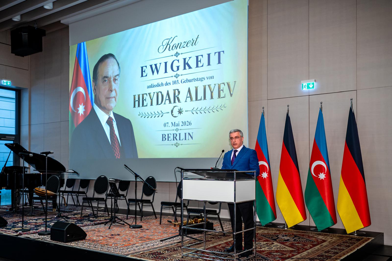 Berlində Ulu Öndər Heydər Əliyevin anadan olmasının 103-cü ildönümü qeyd edilib (FOTO)
